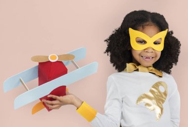 Kağıt bardak tutan kız