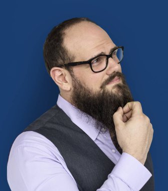 düşünceli sakallı adam 