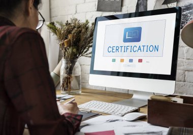 Atölyede çalışan tasarımcı