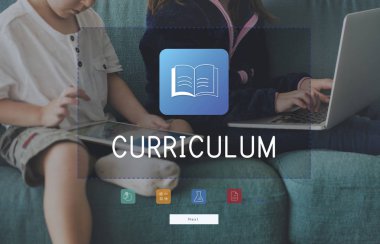 kız ve erkek kardeş dijital cihazlar kullanarak