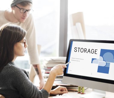 bilgisayar ekranında arayan kişi