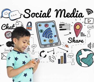 küçük çocuk Smartphone kullanarak 