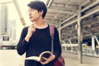 Asya adam holding defter