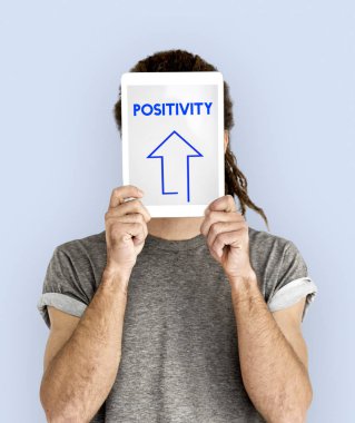  Dijital tablet kapsayan yüz tutan adam 