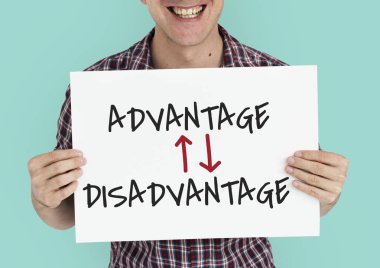 Olgun man holding tasarlamak.