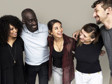 insanlar gülümsüyor ve arkadaşlarının yanına