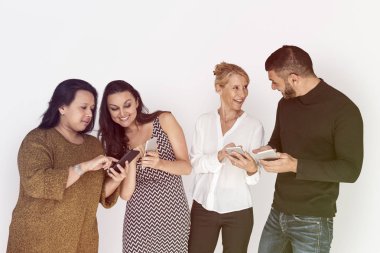 Cep telefonu kullanan insanlar 
