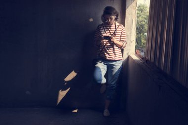 Kadın Gezgin fotoğraf makinesi ile
