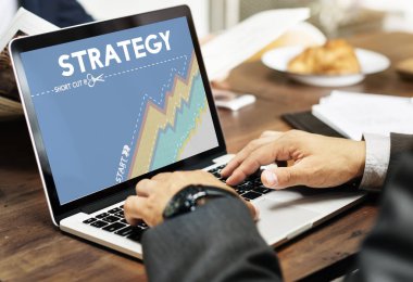 Tipik dizüstü klavye üzerinde iş adamları