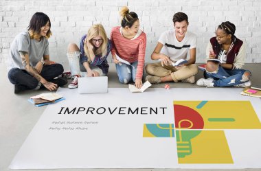 öğrenciler proje üzerinde birlikte çalışma