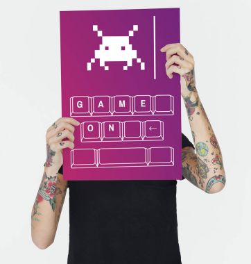 Dövmeli kişi holding afiş.