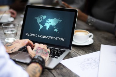 Dizüstü bilgisayarda çalışan kadın 