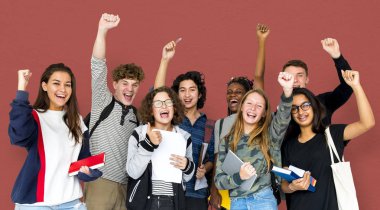 stüdyoda ayakta öğrenciler gülümseyen 