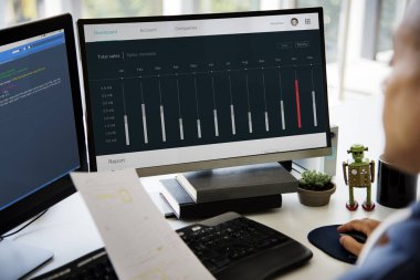 İşyeri masada beyin fırtınası işadamı