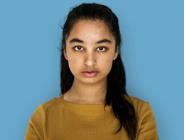 Kadın sakin yüz ifadesi ile