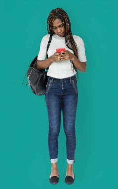 Akıllı telefon kullanan kadın