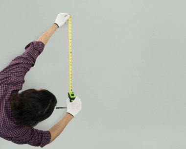 Teyp kuralı kullanan adam 