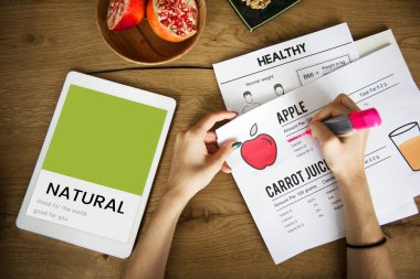 erkek yapım notları marker ile eller.