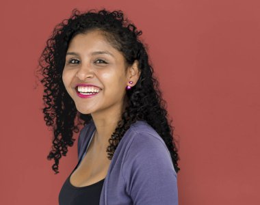 Kıvırcık saçlı genç kadın. 