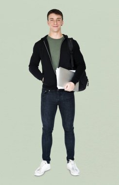 Dizüstü bilgisayar tutan adam