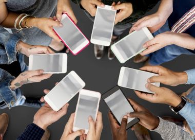 cep telefonları holding insan eller