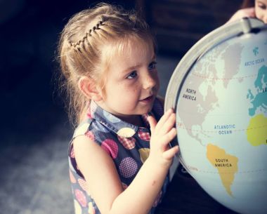 Dünya 'ya bakan kız