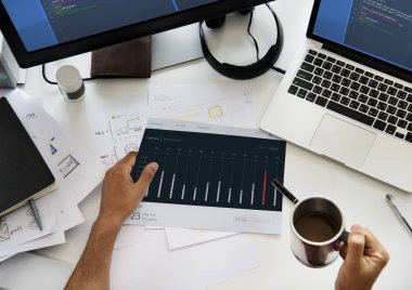 Belge kağıtları tutan kişi