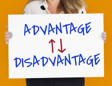 Kadın afişini tutar