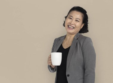 Beyaz fincan kadınla