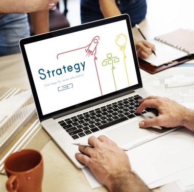 insan eli dizüstü bilgisayar kullanarak 