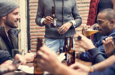 Çeşitlilik insanlar dışarı asılı