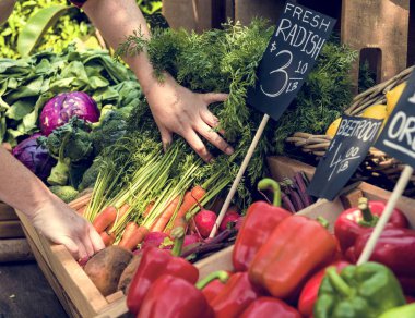 Manav Market ürünleri hazırlama