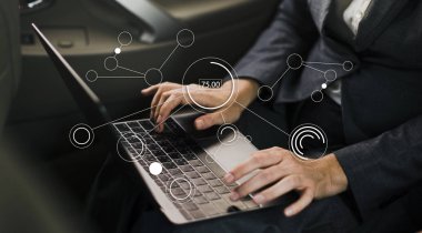 Arabaya dizüstü kullanarak işadamı