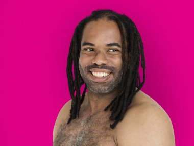 Afrikalı adamın dreadlocks ile