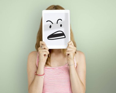 Dijital tablet kapsayan yüz tutan kadın