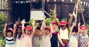 küçük öğrenciler el ele tutuşarak