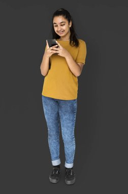 Akıllı telefon kullanan kadın 