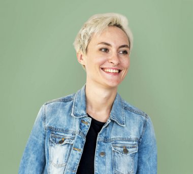 kot ceketli sarışın kadın