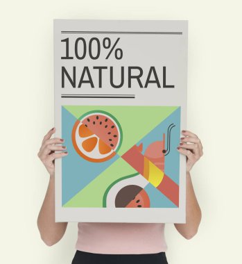 Kadın afişini tutar