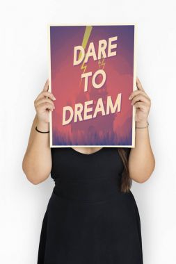 Kadın afişini tutar