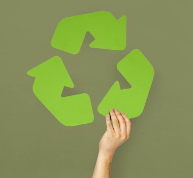 Geri dönüşüm işareti tutan kişi