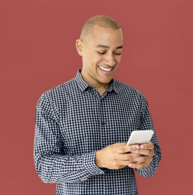 Cep telefonu kullanan adam