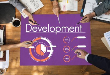 Eller iş adamları tablo üzerinde 