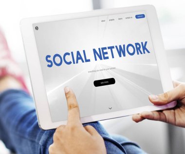 kişi holding dijital tablet