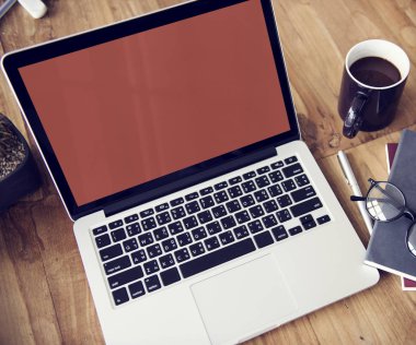 Açık tablo üstünde laptop 