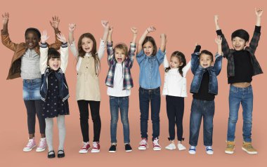 mutlu çok ırklı çocuklar