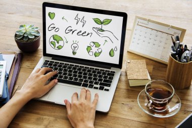 dizüstü bilgisayarda çalışan insan 