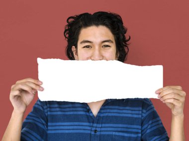  Ağzı boş kağıt kapağını tutan adam