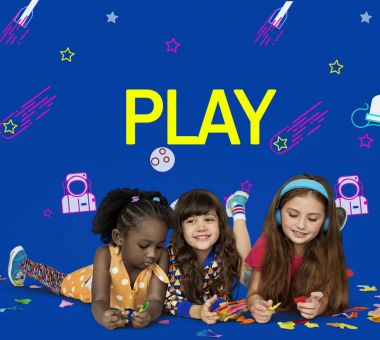 birlikte oynayan çok ırklı kızlar