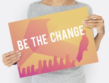 Kadın afişini tutar